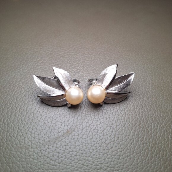 Trifari Clip On Earrings Silver Tone Leaf Faux Pearl Rhinestone Leaf Spray - Picture 4 of 4